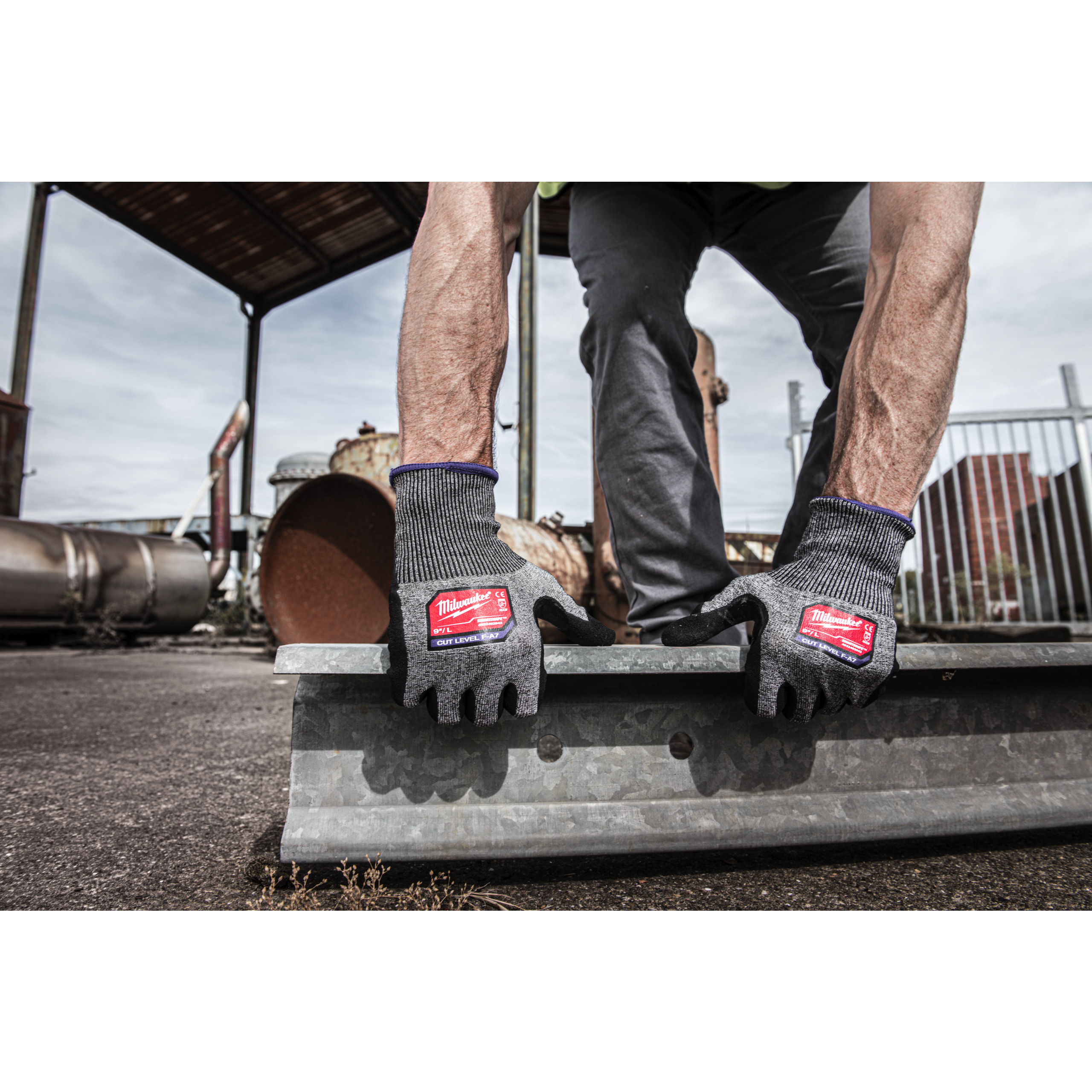 Milwaukee Guanti MOD. High CUT F Gloves Colore GRIGIO/NERO - MILWAUKEE - Immagine 4